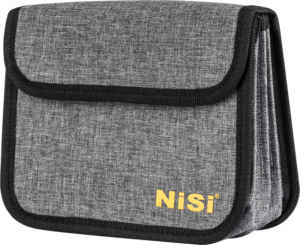 800q-01_110252 NiSi Filter Pouch for 100mm Square on harmaa kangaspussi, jossa on musta reunus ja läppäsuljenta, ja siinä on keltainen NiSi-logo oikeassa alakulmassa.