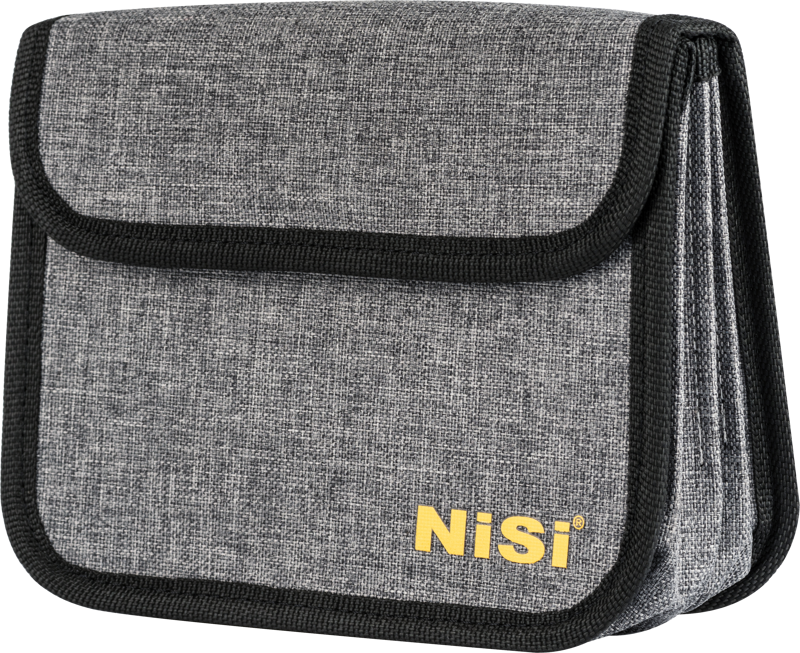 800q-01_110252 NiSi Filter Pouch for 100mm Square on harmaa kangaspussi, jossa on musta reunus ja läppäsuljenta, ja siinä on keltainen NiSi-logo oikeassa alakulmassa.
