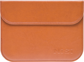 800q-01_110495 NiSi Filter Soft Case 100x150mm (varaosa) ruskeaa nahkaa, jossa on logo.