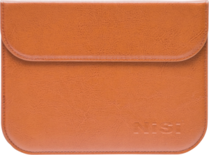 NiSi Filter Soft Case 100x150mm (varaosa) ruskeaa nahkaa, jossa on logo.