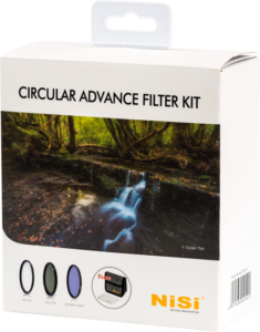 800q-01_110866 Valkoinen laatikko NiSi Filter Circular Advanced Kit 67mm -suodinpaketti, jossa on metsän vesiputouskuva, kolme suodatinta, SD-kortin grafiikka, bränditeksti ja yläreunan ripustusvälilehti näyttöä varten.