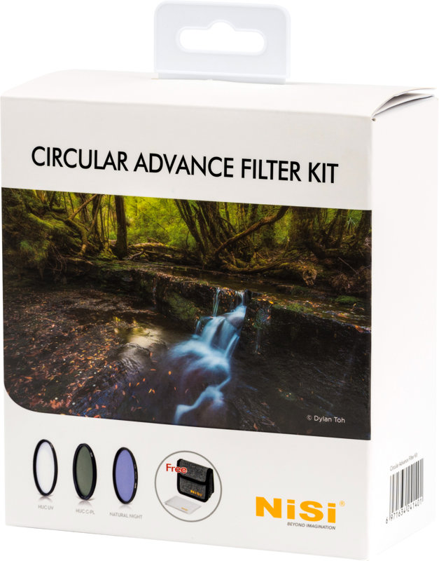 800q-01_110866 Valkoinen laatikko NiSi Filter Circular Advanced Kit 67mm -suodinpaketti, jossa on metsän vesiputouskuva, kolme suodatinta, SD-kortin grafiikka, bränditeksti ja yläreunan ripustusvälilehti näyttöä varten.