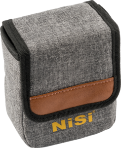 800q-01_111173 NiSi Pouch for M75 Holder and Filters on pieni, harmaa kangaspussukka, jossa on ruskea nahka-aksentti, musta reunus, läppäsuljenta ja keltainen NiSi-tuotemerkki edessä.