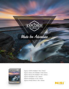 Pitkä valotuskuva kuvaa vettä rannikkokallioiden yllä auringonlaskun aikaan, jossa on teksti "NiSi Square Explorer 100x150MM Soft IR GND8 3 Stops". Alla on suodatinlaatikko ja tuoteluettelo, NiSi-logo oikeassa alakulmassa.