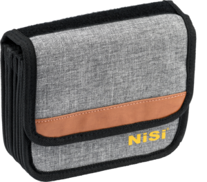 800q-01_111851 NiSi Cinema Filter Pouch (4x4", 4x5.65") -suodinkotelo on harmaasta ja mustasta kankaasta valmistettu pussi, jossa on ruskea korostus ja keltainen NiSi-logo, joka on suunniteltu kameran suodattimien tai lisävarusteiden kuljetukseen.
