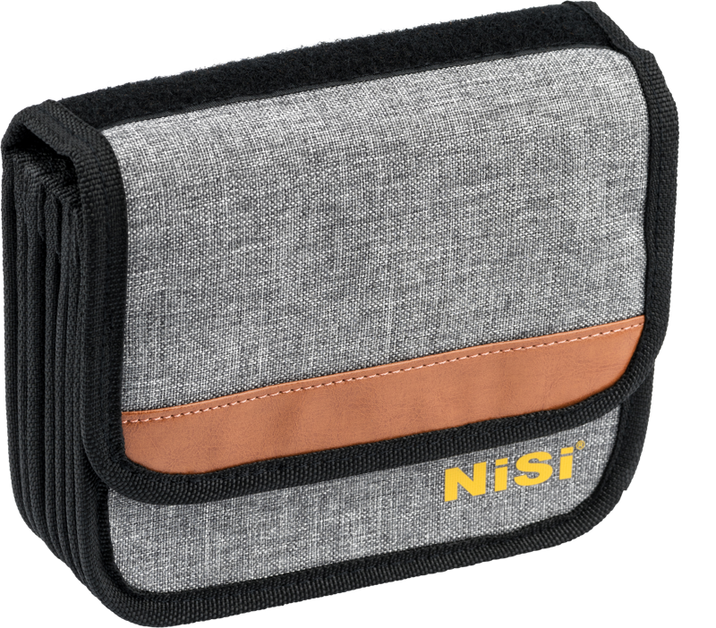 800q-01_111851 NiSi Cinema Filter Pouch (4x4", 4x5.65") -suodinkotelo on harmaasta ja mustasta kankaasta valmistettu pussi, jossa on ruskea korostus ja keltainen NiSi-logo, joka on suunniteltu kameran suodattimien tai lisävarusteiden kuljetukseen.