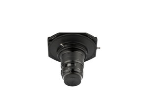 NiSi Filter S5 Adapter for Sigma 20mm f/1.4 (vain adapteri) on kuvassa asennettuna tasaiselle, mustalle, kuusikulmaiselle alustalle valkoista taustaa vasten, alaspäin suunnattuna ja näkyvillä tarroilla ja säätörenkailla.