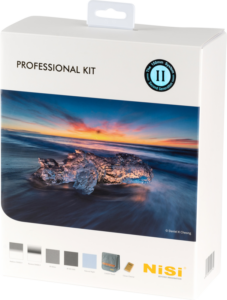 800q-01_113504 Valkoisessa NiSi Square Filter Kit 150mm Professional II (Caddy) -laatikossa on maisemakuva jäästä rannalla auringonlaskun aikaan värikkäällä taivaalla ja aalloilla. Pakkauksen alaosassa on suodatinkuvia ja kantolaukku.