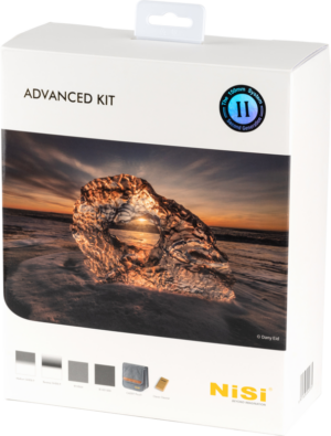 800q-01_113505 The box for the NiSi Square Filter Kit 150mm Advanced II (Caddy) filter set, featuring a rock formation at sunset on the front, images of the set’s components and the NiSi logo at the bottom.