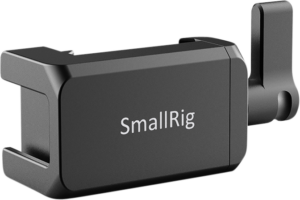 800q-01_113875 SmallRig 2369 Cold Shoe Mount for Mobile Phone Head on musta kiinnitin, jonka sivulla on SmallRig-logo ja oikealla puolella säädettävä ruuvivipu.
