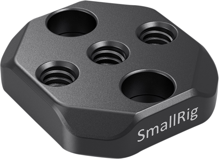 800q-01_113983 Musta, kuusikulmainen metallinen SmallRig 2710 -kiinnityslevy DJI Ronin-S/SC/RS 2/RSC 2:lle, jossa on neljä kierrereikää, kaksi sileää reikää ja SmallRig-brändinimi painettuna valkoisella toisella puolella.