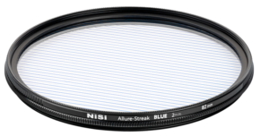 NiSi-suodatin Allure Streak Blue 2mm 82mm -suodin on pyöreä kamerasuodatin, jossa on hienoja diagonaalisia sinisiä viivoja kirkkaan lasin poikki ja musta harjattu reunus.