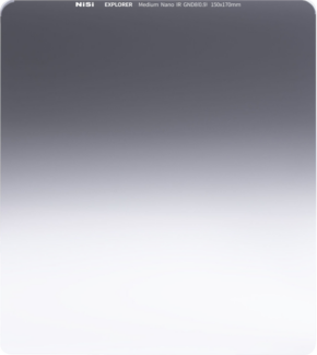 800q-01_114704 NiSi Square Filter Explorer 150x170mm Reverse GND8 3Stops on suorakaiteen muotoinen neutraalitiheyssuodatin, jonka yläreuna on tummanharmaa ja alareuna kirkas, ja jonka yläreunaan on painettu tuotetiedot.