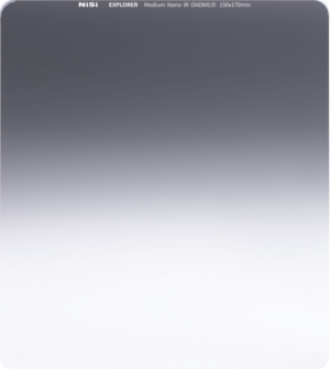 800q-01_114704 NiSi Square Filter Explorer 150x170mm Reverse GND8 3Stops on suorakaiteen muotoinen neutraalitiheyssuodatin, jonka yläreuna on tummanharmaa ja alareuna kirkas, ja jonka yläreunaan on painettu tuotetiedot.