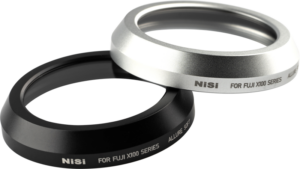 800q-01_114813 Kaksi NiSi Filter Allure Soft for Fuji X100 (Black) diffuusiosuodin linssinsuojuksia, musta ja hopea, on pinottu osittain päällekkäin valkoisella taustalla.