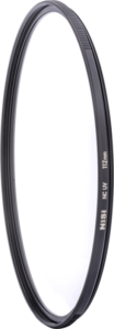 800q-01_114918 NiSi NC UV 112mm Filter For Nikon Z 14-24mm f/2.8 -UV suodin lähikuvassa näkyy sen ohut musta kehys valkoista taustaa vasten.
