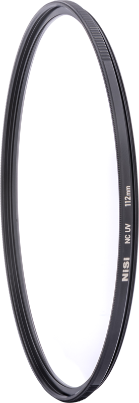 800q-01_114918 NiSi NC UV 112mm Filter For Nikon Z 14-24mm f/2.8 -UV suodin lähikuvassa näkyy sen ohut musta kehys valkoista taustaa vasten.