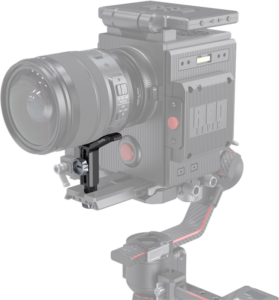 Lähikuva SmallRig 2850 Long Lens Mount for Ronin RS2/RSC2 -laitteesta kiinnitettynä ammattikäyttöön tarkoitetun kameran alle kuvanvakaimella, ja osa asetelmasta ja taustasta on häivytetty pehmeästi.