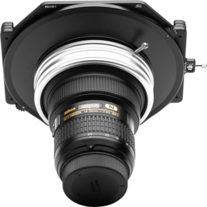 800q-01_115176 Lähikuva NiSi Filter Holder S6 Kit True Color for Nikon 14-24mm f/2.8 levysuodin pidike, joka on kiinnitetty Nikonin objektiiviin ja kuvattu edestä vaaleanharmaata taustaa vasten.