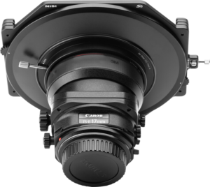 800q-01_115181 Etukuva NiSi Filter Holder S6 Kit -suodatinpidikkeestä Canon TS-E 17mm f/4 -objektiiville, jossa näkyvät yksityiskohtaiset objektiivin säätimet ja suuri suorakulmainen suodatinpidike.