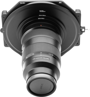 800q-01_115184 Lähikuva Sony FE 24-70mm objektiivista, jossa on NiSi Filter Holder S6 Kit 105/95/82mm Thread -levysuodin pidike ja 105mm ympyräsuodin, kuvattuna eteenpäin valkoisella taustalla.