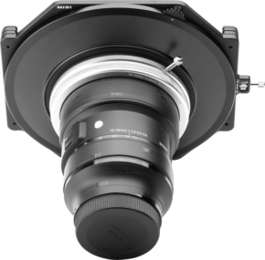 800q-01_115195 The NiSi Filter Holder S6 Kit True Color for Sigma 14-24mm f/2.8 DG DN (E-Mount) appears mounted on the wide-angle lens, highlighting its large glass element and mounting system against a light grey background.