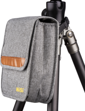 800q-01_115216 Harmaa NiSi Filter Holder S6 Pouch -suojapussi, jossa on ruskea korostus, on kiinnitetty mustan jalustan jalustaan valkoista taustaa vasten.