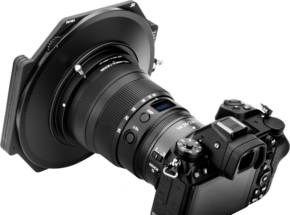 800q-01_116443 The NiSi Filter Holder S6 Kit True Color for Nikkor Z 14-24mm f/2.8 S is attached to a digital camera with a large wide-angle lens, in a picture from the angle of view where the lens and filter holder are highlighted.