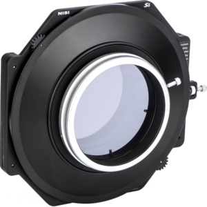 NiSi Filter Holder S6 Alpha Kit for Sony 14mm f/1.8 GM on musta levysuodinpidike, jossa on keskeinen pyöreä aukko ja sivusäätönupit ja joka on suunniteltu erityisesti laajakulmaobjektiiveille.