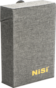 800q-01_117128 Harmaa, kuvioitu suorakulmainen NiSi Square Filter Case III 100mm, jossa on ylälaippa ja keltainen "NiSi"-logo painettuna oikeaan alakulmaan.