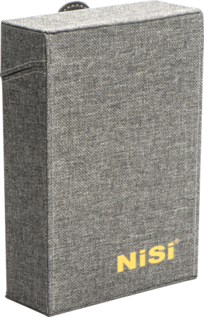 800q-01_117128 Harmaa, kuvioitu suorakulmainen NiSi Square Filter Case III 100mm, jossa on ylälaippa ja keltainen "NiSi"-logo painettuna oikeaan alakulmaan.