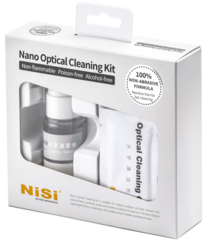 800q-01_117363 NiSi Cleaning Kit Nano Optical -puhdistussarja toimitetaan laatikossa, jossa on puhdistusliuosta sisältävä suihkepullo ja liina. Pakkauksen mukaan se on syttymätöntä, myrkytöntä, alkoholitonta ja hankaamatonta.