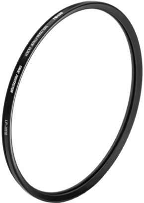 Ohut, pyöreä NiSi Cine Filter Explosion Proof / True Protector LP10510 for Cooke 5I/S6I/S7A (Small) -suojasuodin, jossa on musta metallireunus, jossa on merkintä "TRUE PROTECTOR" ja "NISI", on kuvattu kulmassa tavallisella taustalla.