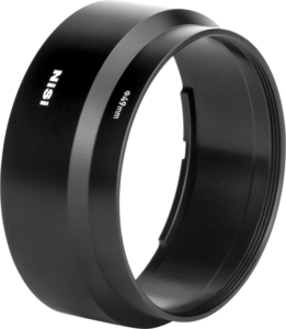 Vaalealla pohjalla näkyy musta NiSi Lens Adapter For Ricoh GR IIIx -soviterengas -objektiivisovitin, jossa on valkoinen teksti. Sylinterimäinen sovitin auttaa vähentämään objektiivin heijastuksia ja suojaa kameran objektiivia.