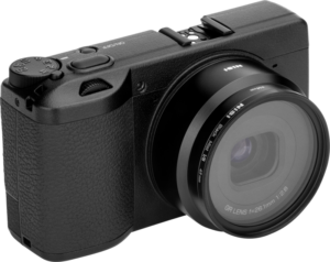 NiSi Black Mist Kit for Ricoh GR IIIx on kuvassa asennettuna mustaan digitaaliseen kompaktikameraan, jossa on kuvioitu kahva, GR-objektiivi f=26.1mm 1:2.8 ja näkyvät yläsäätimet vaaleaa taustaa vasten.