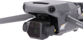 Lähikuva harmaaseen DJI Mavic -lennokkiin asennetusta Nisi Filter for Mavic 3 True Color PL -suodattimesta, joka korostaa etukameraa, kardaanijärjestelmää sekä osia käsivarsista ja potkureista.