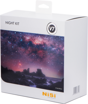 Valkoisessa laatikossa, jossa lukee "NiSi Night Kit 100mm System V7", näkyy värikäs yötaivas kallioisen rantaviivan yläpuolella, ja oikeassa alakulmassa on oranssilla V7-merkki ja NiSi-tuotemerkki.