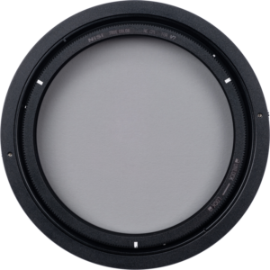 NiSi Filter True Color CPL for V7 Holder, jossa on musta ulkokehä ja kirkas keskikehä, jossa on merkintöjä ja tekstiä sisäkehässä, näkyy ylhäältä päin tavallista vaaleaa taustaa vasten.