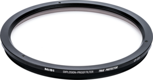 800q-01_119262 NiSi Cine Filter Explosion Proof / True Protector LP-CS7 for Cooke S7I 18&21mm on pyöreä linssisuoja, jossa on musta metallikehys ja kirkas lasikeskus, kuvassa valkoisella pohjalla.