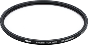 800q-01_119263 Lähikuva NiSi Cine Filter Explosion Proof / True Protector ZSP9275 suojasuodin Zeiss SP -objektiiveille, jossa on ohut musta metallikehys ja kirkas lasikeskus.