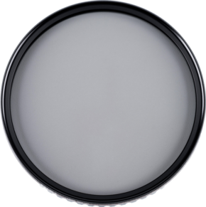 NiSi Circular Polarizer True Color Pro Nano 105mm -pyöröpolarisaatiosuodin on muotoilultaan mustareunainen, pyöreä. Ylhäältä kuvattuna vaaleanharmaalla taustalla sen lasi näyttää hieman sävytetyltä tai himmeältä.