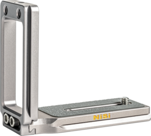 800q-01_119672 The NiSi Universal Adjustable L-Plate NLP-C is a silver-coloured, textured grey camera mount with gold NiSi logo, with mounting holes and a screw for secure attachment.