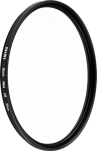 800q-01_119701 NiSi Filter Black Mist 1/8 95mm -diffuusiosuodin on pyöreä linssisuodin, jossa on ohut musta metallikehys, kuvassa valkoista taustaa vasten.