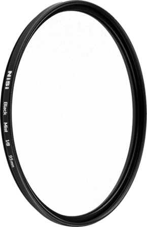 NiSi Filter Black Mist 1/8 95mm -diffuusiosuodin on pyöreä linssisuodin, jossa on ohut musta metallikehys, kuvassa valkoista taustaa vasten.