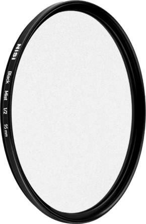 NiSi Filter Black Mist 1/2 95mm -diffuusiosuodin on pyöreä kameran linssisuodin, jossa on ohut musta metallikehys, joka näkyy valkoista taustaa vasten.