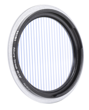 NiSi Filter IP-A For iPhone Allure Streak Blue -kameran linssisuodattimessa on ohuita sinisiä pystysuoria viivoja lasin poikki, ja se näkyy vaaleanharmaalla taustalla.