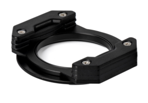 NISI Filter Holder IP-A P2 (IP-A iPhone Holderille) on musta metallinen kameran linssin suodattimen pidike, jossa on kaksi kiinnitysvartta ja näkyvät ruuvit, kuvassa valkoista taustaa vasten.