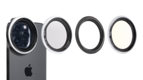 NiSi Filter IP-A Cinema Kit for iPhone -valokuvapakkauksessa on kolme irrotettavaa linssisuodatinta, jotka on sijoitettu puhelimen takakameran yläpuolelle ja korostavat niiden ainutlaatuista ulkonäköä ja ominaisuuksia.