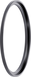 800q-01_121355 NiSi Filter Swift System Adapter Ring 67mm -soviterengas on ohut, musta metallinen rengas, jossa on sileä pinta ja pieni sisäpuolinen ura, joka näkyy pystysuorassa vaaleanharmaalla pohjalla.