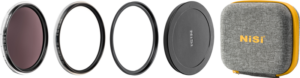800q-01_121365 NiSi Filter Swift System Add On Kit 67mm sisältää kameran objektiivin suodattimen, objektiivin sovitinrenkaan, ohuen metallirenkaan, mustan NiSi-merkkisen linssinsuojuksen ja harmaan kangaskotelon, jossa on keltainen vetoketju ja NiSi-logo.